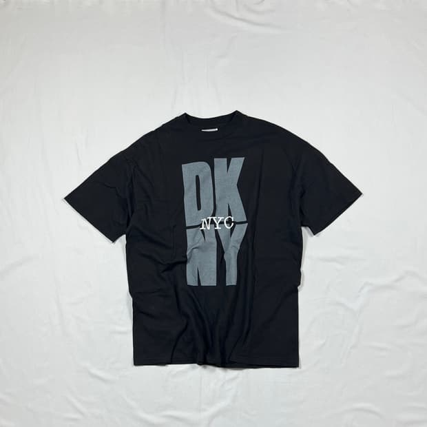 90’s 디케이앤와이 dkny nyc 스펠아웃 프린트 반팔티