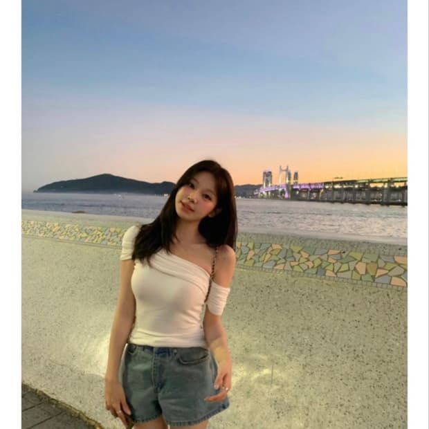 베르니마켓 오프숄더 티