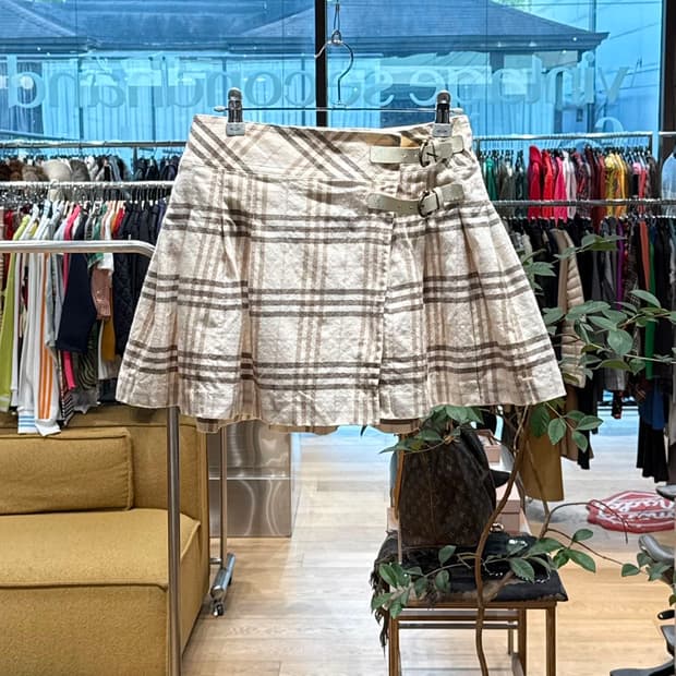 버버리 블루라벨 베이지 노바체크 버클 핀턱 미니스커트 