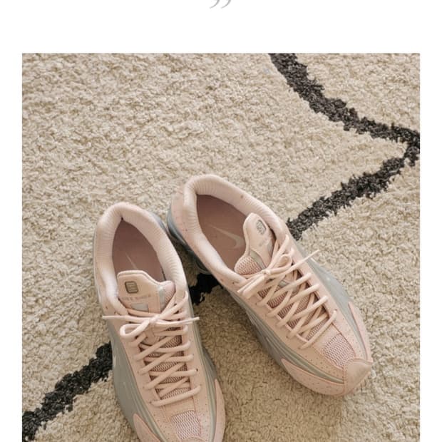 (W) 나이키 샥스 R4 베얼리 로즈 메탈릭 플래티넘