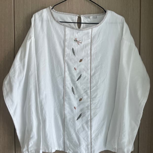 North Object Petit 하구미 모리걸 자수 블라우스