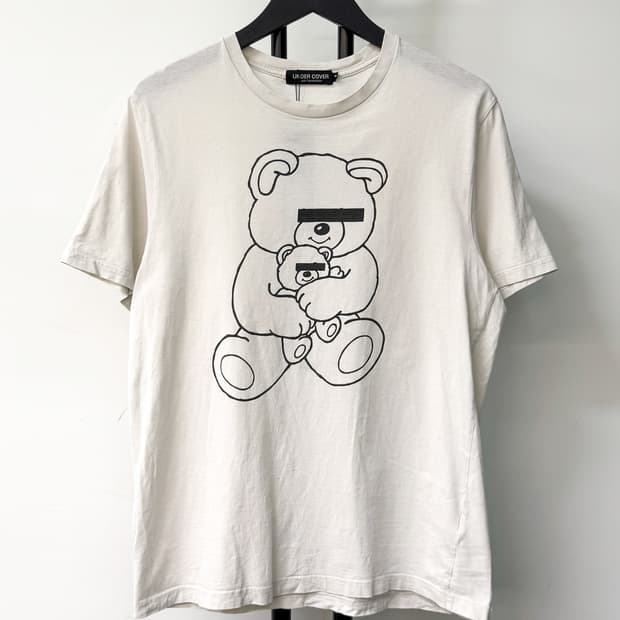 언더커버 베어 프린티드 티셔츠