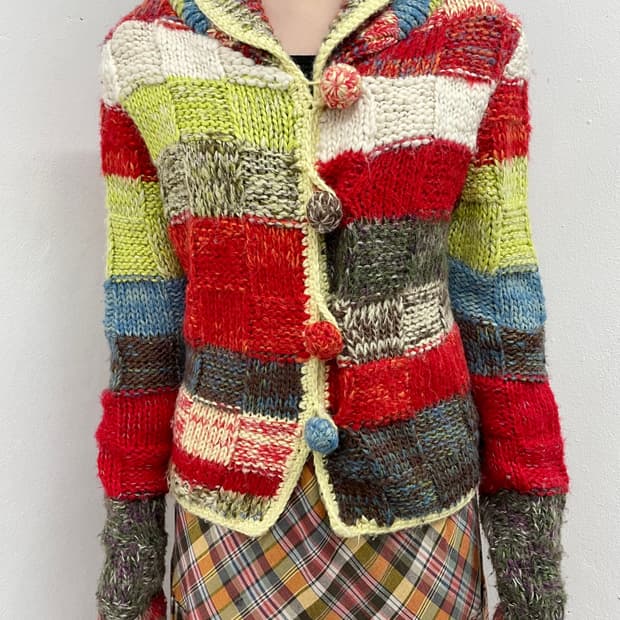 하구미 컬러 버튼 니트 