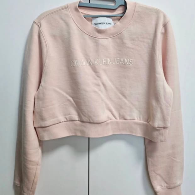 캘빈클라인 딸기우유 연핑크 크롭커스텀 맨투맨