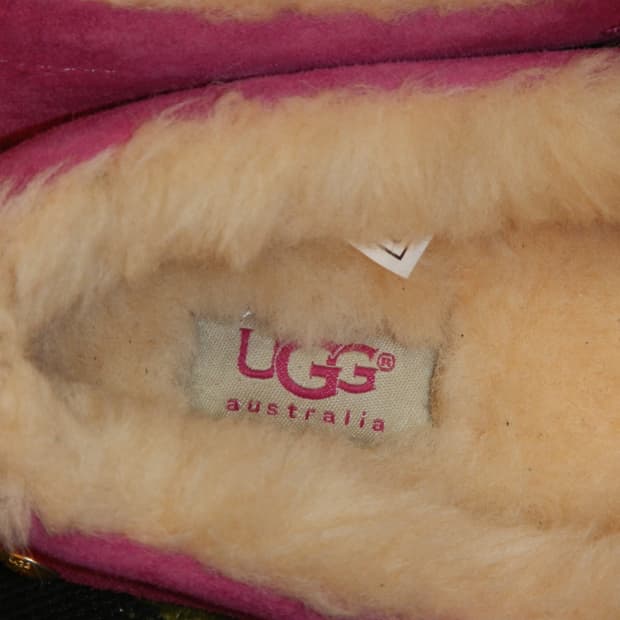 핑크 스웨이드 퍼 트리밍이 특징인 어그(UGG)