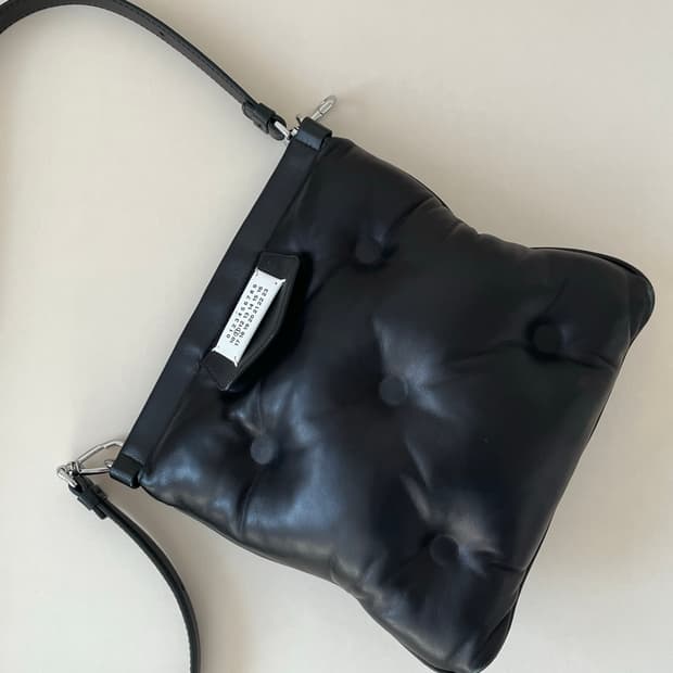 메종마르지엘라  글램 슬램 플랫 로고 크로스백 블랙