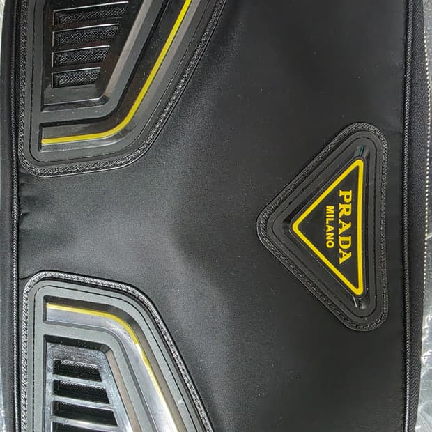 프라다 러버 삼각 로고 크로스백 