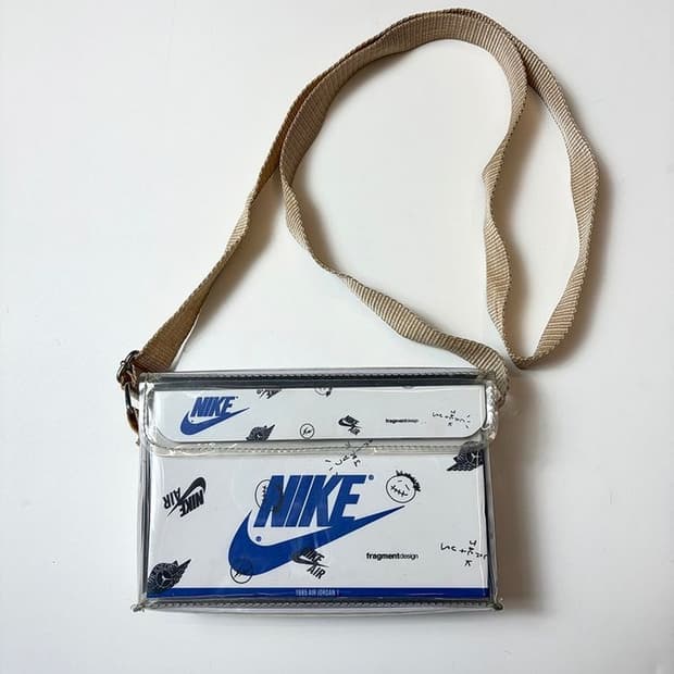 나이키 X 프라그먼트 디자인 PVC 스퀘어 크로스백 Q1490