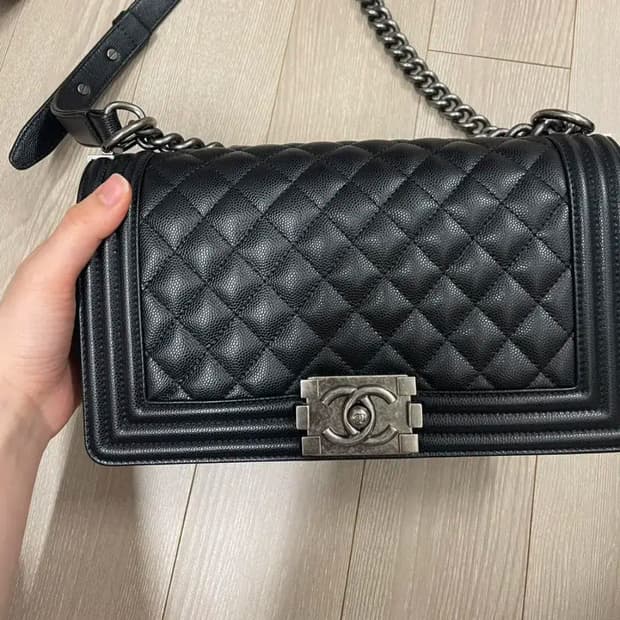 [새 상품급] 샤넬 보이백 캐비어 미디움 블랙은장