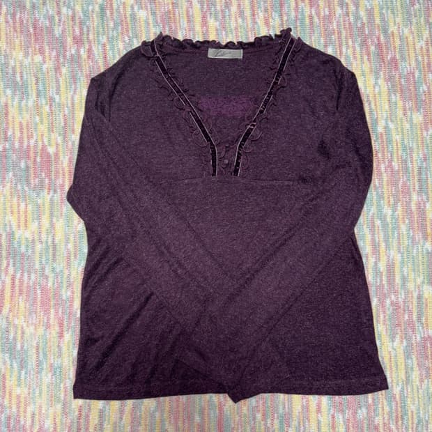 자주 프릴 넥라인 티셔츠