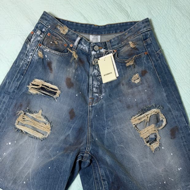 Vetements distressed shorts 32