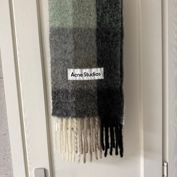 아크네 모헤어 머플러