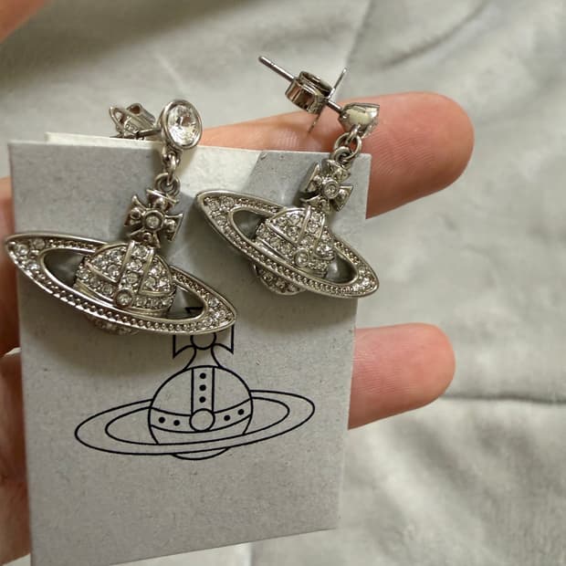 비비안 웨스트우드 미니 바스 릴리프 드롭 이어링 실버