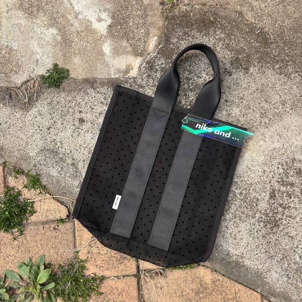 니코 앤드 블랙 도트 매쉬 토트백