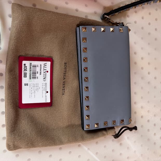 발렌티노 가라바니 락스터드 카프스킨 지갑