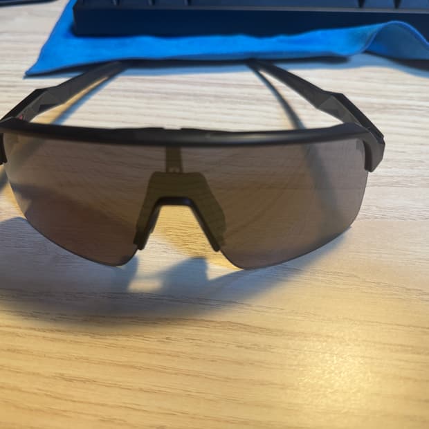 오클리 수트로 라이트 프리즘 블랙 팝니다(실내 시착 1회)