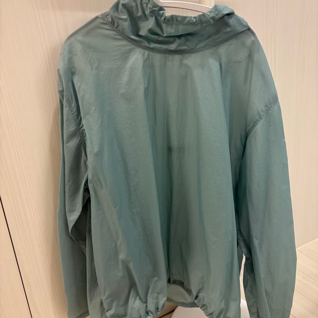 아모멘토 바람막이