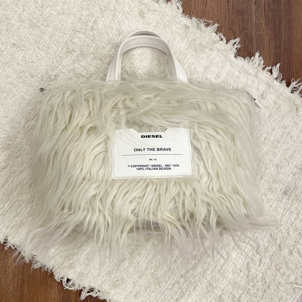 디젤 미니 토트 숄더백 퍼 텍스처 더블핸들 지퍼 디테일 아이보리