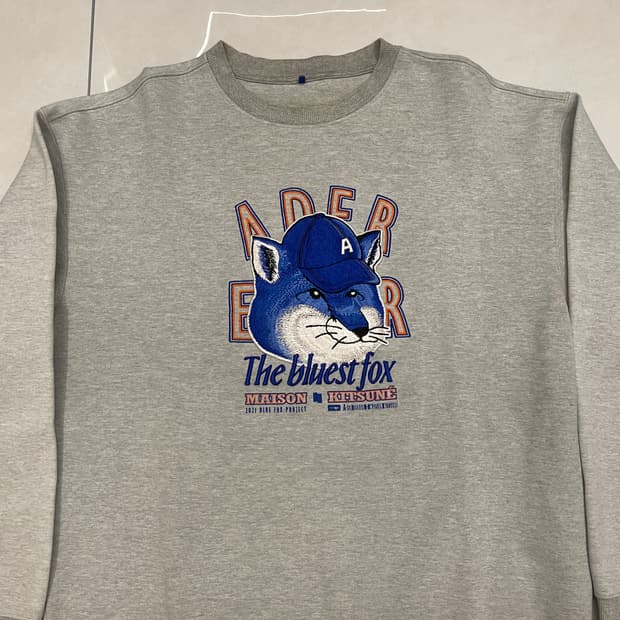 아더에러 메종키츠네 더 블루이스트 폭스 스웻셔츠 그레이
