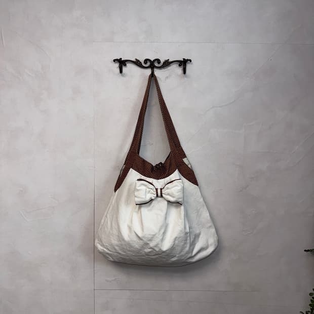 White brown dot ribbon tote bag