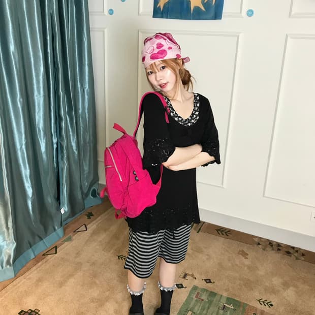 도트 상의와 하프 팬츠로 키치하면서 괴짜 스러운 코디셋🖤🩷