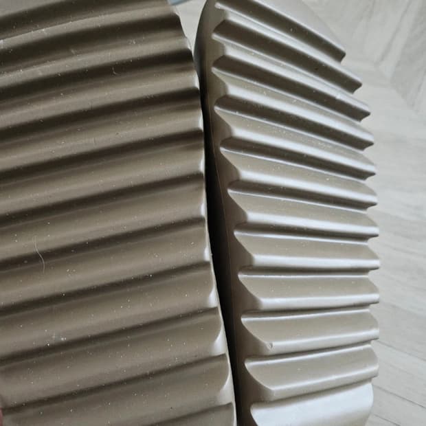 아디다스 이즈 슬라이드 진가품 구별해주세요ㅜㅜ 급해요!!