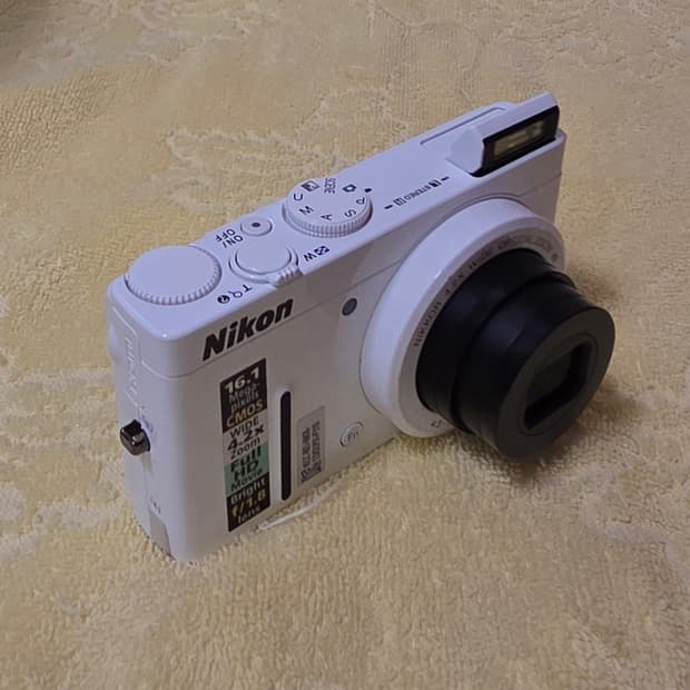 니콘 카메라 P310 화이트 카메라 팝니다.