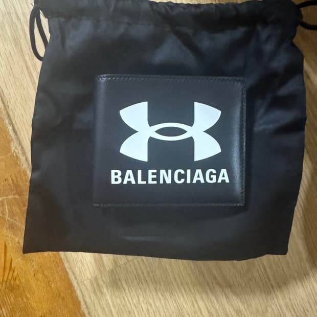 발렌시아가 언더아머 반지갑