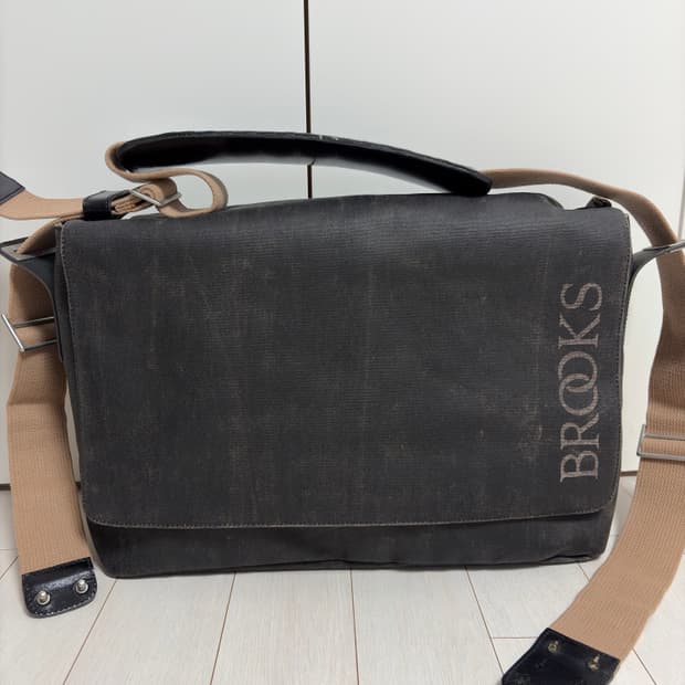 브룩스 잉글랜드 Barbican 크로스백 팝니다