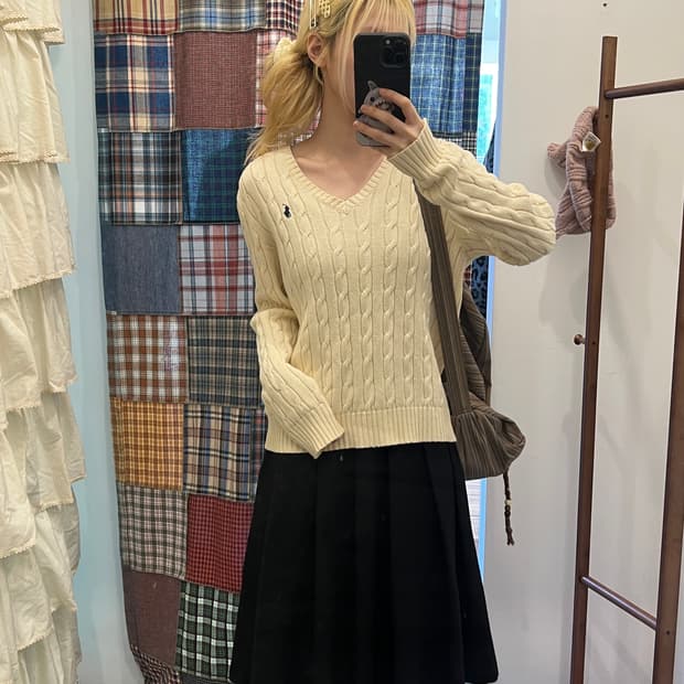 폴로 아이보리 꽈배기 브이넥 니트