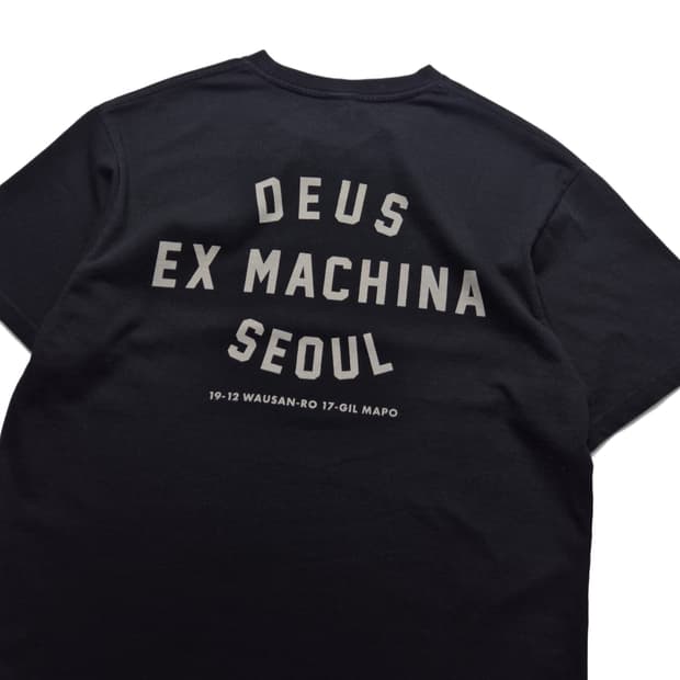 [L] 데우스 엑스 마키나 서울로고 반팔티셔츠