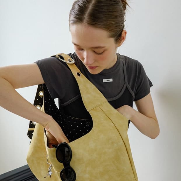 레터리 버클 리버시블 숄더백 버터