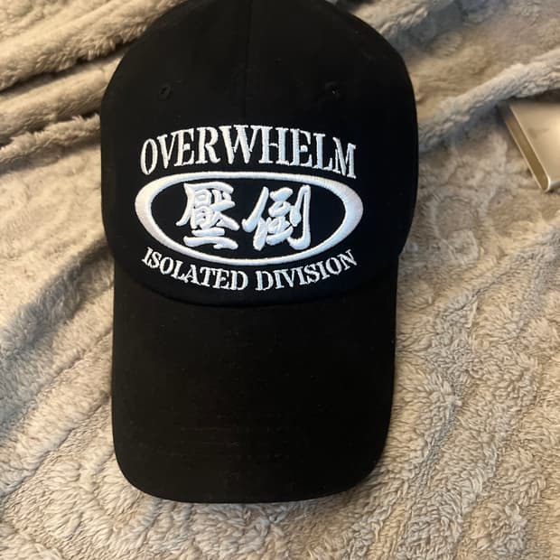 압도 오버헬름 자수 볼캡 블랙