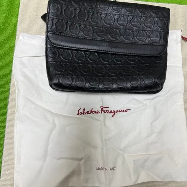 페라가모 트레블 엠보스드 웨이스트 벨트백