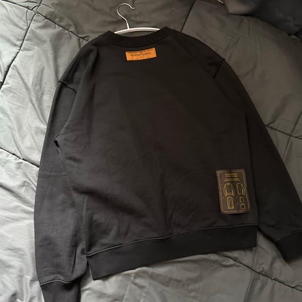 루이비통 인사이드아웃 크루넥 맨투맨입니다