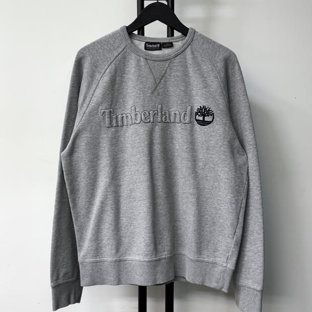 팀버랜드 엠보스드 스펠 로고 스웻셔츠