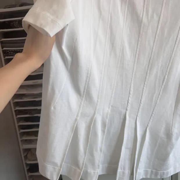 H&M 플리츠 핀턱 반팔 티셔츠(꼼데맛)