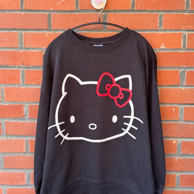 GU x 헬로키티 빅 페이스 'KILLA' 맨투맨 [박시오버핏]