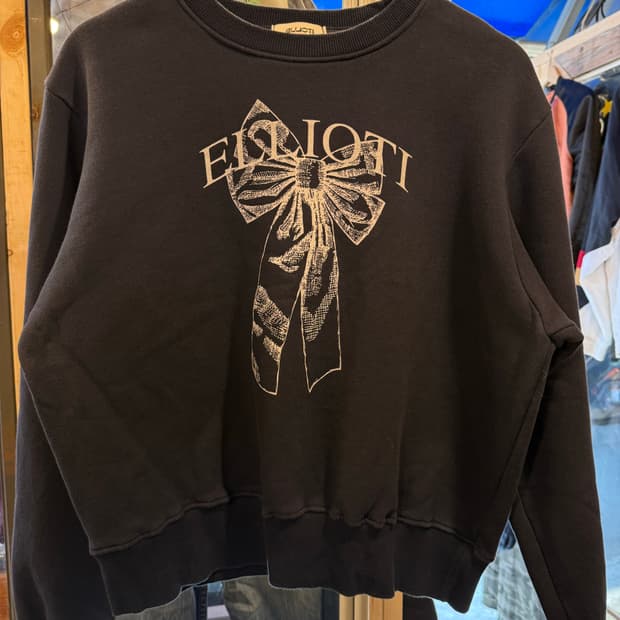 엘리오티 리본 그래픽 맨투맨