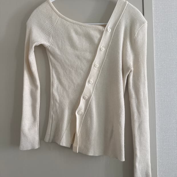 아라운드율 사선 단추 니트