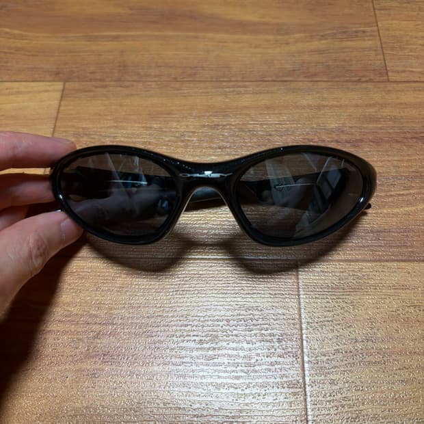 오클리 미뉴트 1.0 새렌즈 메탈릭블랙
