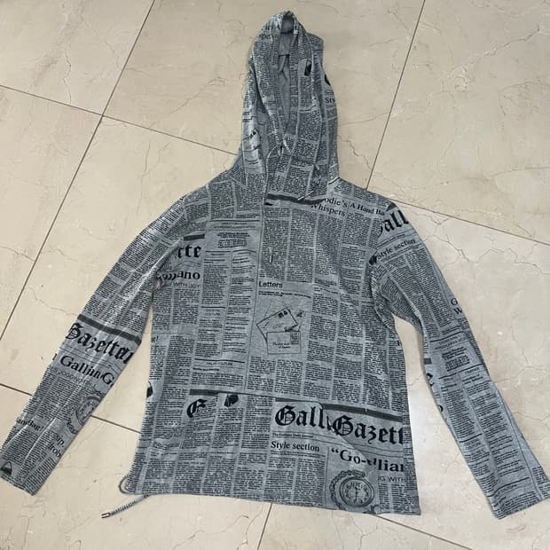 존 갈리아노 뉴스페이퍼 후드티