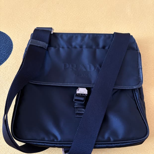 프라다 테수토 나일론 플랩 메신저백