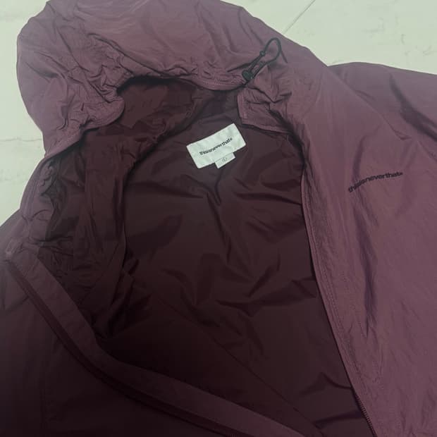 디스이즈네버댓 바람막이 SP-Logo Windbreaker Plum