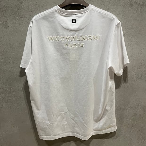 우영미 메탈릭 엠보싱 백로고 티셔츠 