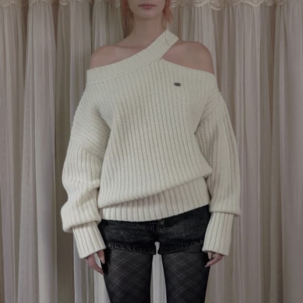보헴서 넥컷아웃 니트 오프숄더 니트