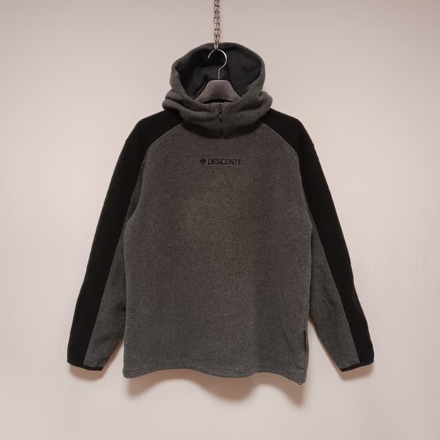 데상트 플리스후드