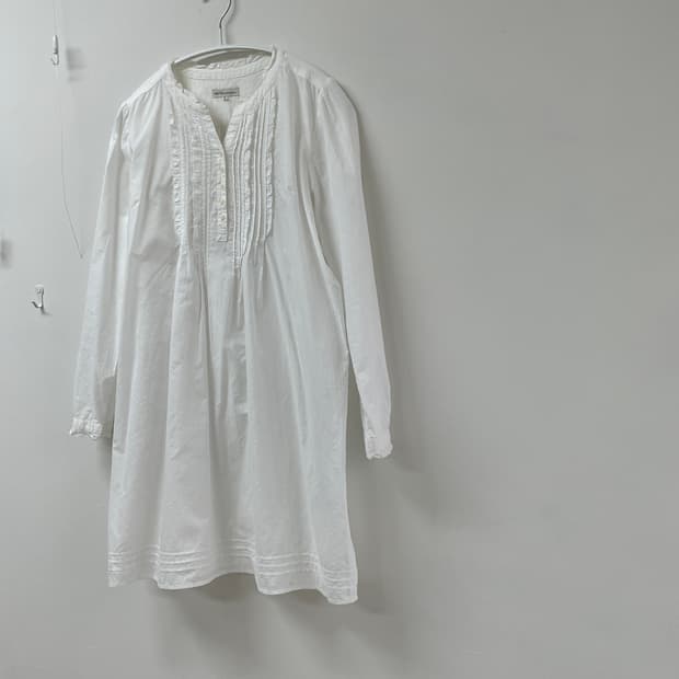 earth music  화이트 레이스 핀턱 원피스