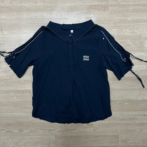 미우미우 여성 자수 로고 사이드 파이핑 반팔 블라우스 [네이비] Free