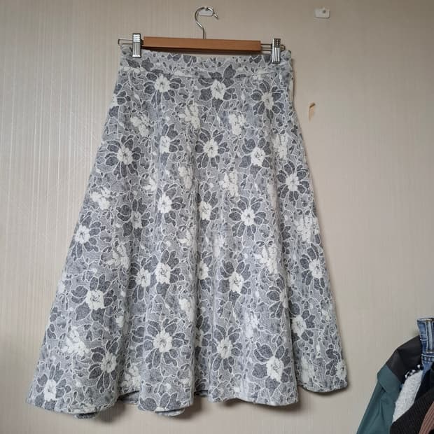 일본 로페피크닉 레이스자수 플레어스커트